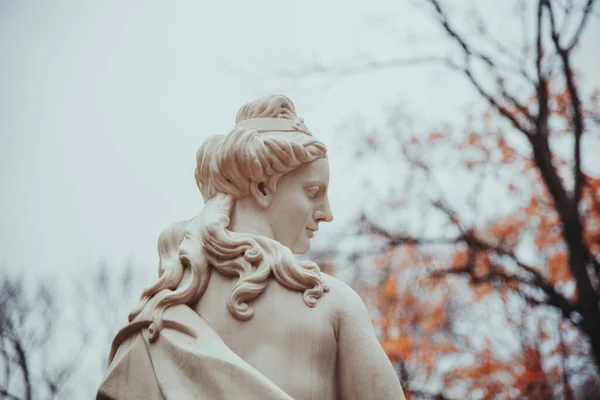 Uma Estátua Uma Mulher Uma Mulher Bonita Escultura Branca Uma — Fotografia de Stock