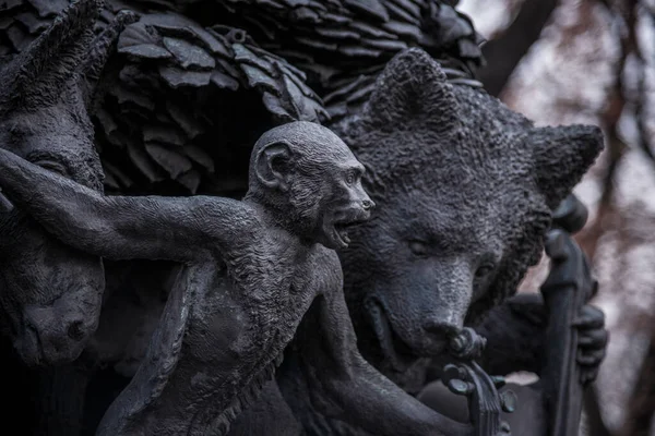 Escultura Preta Macaco Urso Uma Estátua Parque — Fotografia de Stock