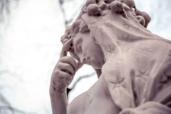 Uma Estátua Uma Mulher Uma Mulher Bonita Escultura Branca Uma — Fotografia de Stock