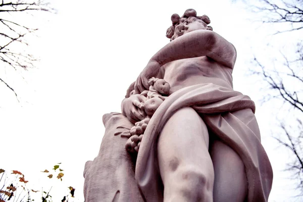 Escultura Uma Mulher Com Pernas Nuas Uma Mulher Com Fruta — Fotografia de Stock