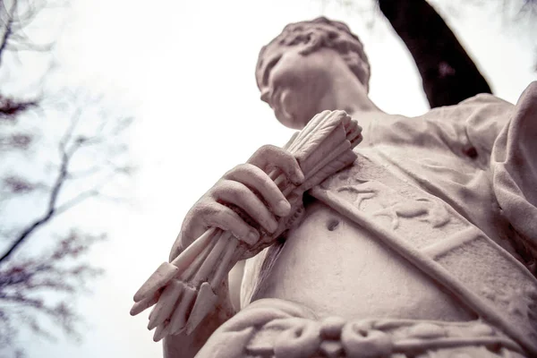 Sculpture Est Blanche Homme Avec Des Flèches Main — Photo