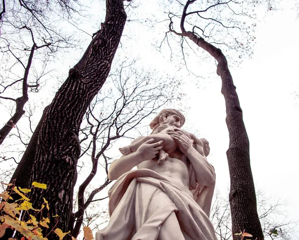 Sculpture Est Blanche Homme Tient Bébé Dans Ses Bras Homme — Photo