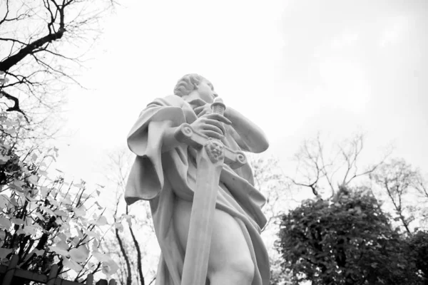 Статуя Жінка Мечем Чорно Біле Фото Жіночий Воїн — стокове фото