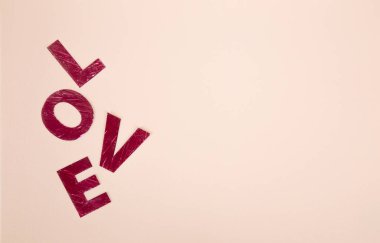 Açık arkaplanda büyük harflerle yazılıydı. Yazıt aşkı.