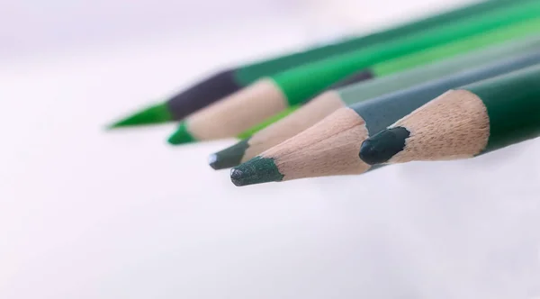 Lápis Verdes Coloridos Sobre Fundo Branco Lápis Close — Fotografia de Stock