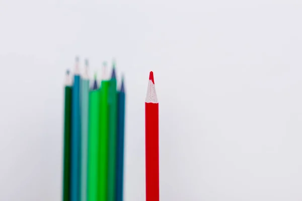 Lápis Vermelho Primeiro Plano Como Líder Alguns Lápis Fundo Como — Fotografia de Stock