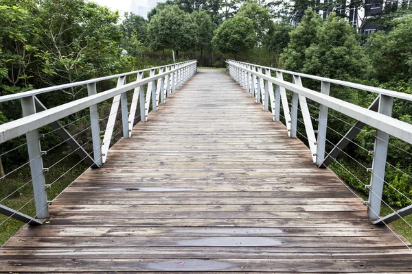 Holzbrücke und Metallgeländer — Stockfoto