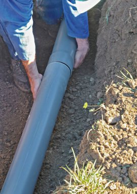 PVC sıhhi tesisat borularının siperlerindeki bağlantı.