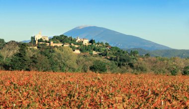 Cairanne köyü, Mont Ventoux 'un arka planına karşı üzüm bağlarıyla çevrili..