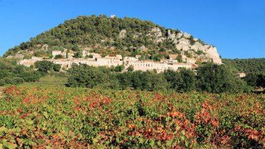 Sguret köyü Vaucluse 'de, Provence' de tepeye yaslanıyor..