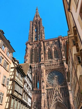 Alsace 'deki Gotik stil katedrali Notre-Dame de Strasbourg..