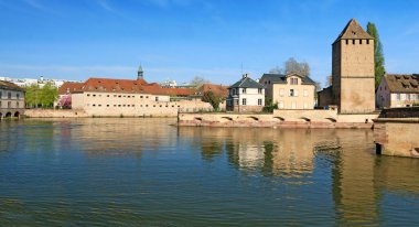 Nehirdeki Vauban barajı ve Strasbourg 'daki ENA binası..