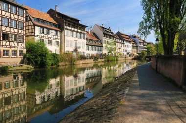 Strazburg 'da Petite France' da III 'ün kıyısında Alsas tarzı evler.