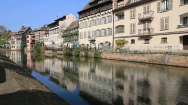 Strazburg 'da Petite France' da III 'ün kıyısında Alsas tarzı evler.