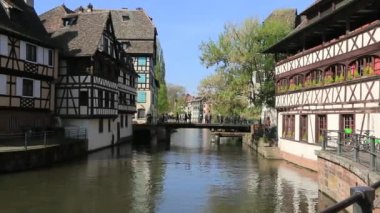 Strazburg 'da Petite France' da III 'ün kıyısında Alsas tarzı evler.