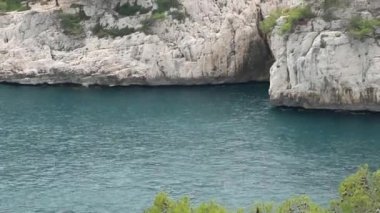 Marsilya 'nın derelerindeki kireçtaşında yarık.