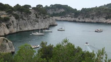 Akdeniz kıyısındaki Cassis 'teki Port Miou koyuna giriş..