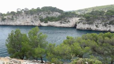 Akdeniz kıyısındaki Cassis 'teki Port Miou koyuna giriş.