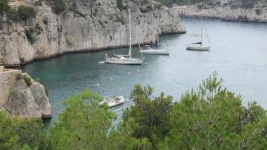Akdeniz kıyısındaki Cassis 'teki Port Miou koyuna giriş..