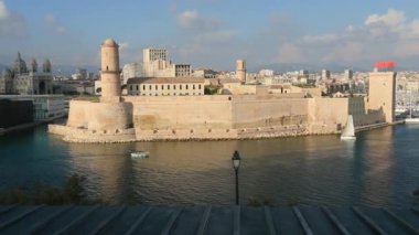 Marsilya 'daki Saint Jean Kalesi ve eski limanın girişi. Provence. Fransa.    