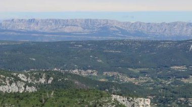 Provence 'deki Sainte-Victoire dağının kayalık barı..
