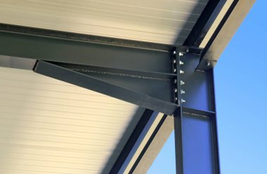 Detail of assembly by welds and bolts of the beams of an industrial premises.