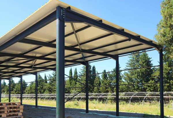 Industrial shed made of steel beams under construction.