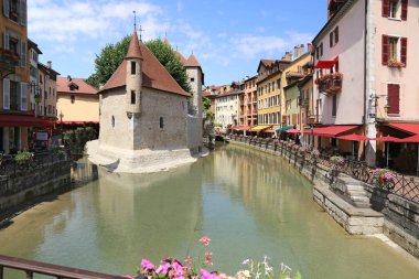 The Palais de l'Isle and the Thiou quays in Annecy.