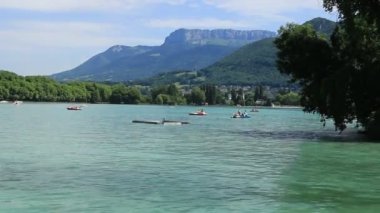 Birçok tekne Annecy 'deki Vass kanalında demirledi..