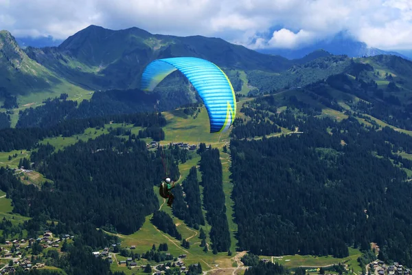 Gleitschirmfliegen Gebirge — Stockfoto