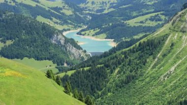 Morzine Avoriaz kayak merkezinin yakınındaki vadinin hava manzarası.