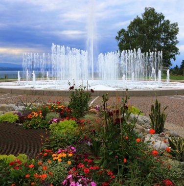 Cenevre Gölü kıyısındaki Thonon-les-Bains 'de Jet d' eau ve havza..
