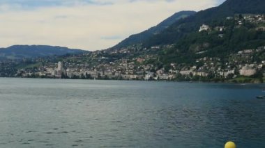 Montreux yakınlarındaki Geneva Gölü kıyısındaki Chillon Şatosu..