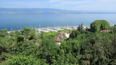 Cenevre Gölü 'ne bakan Thonon-les-Bains Limanı Panoraması.