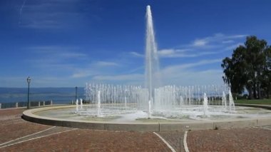 Cenevre Gölü kıyısındaki Thonon-les-Bains 'de Jet d' eau ve havza..