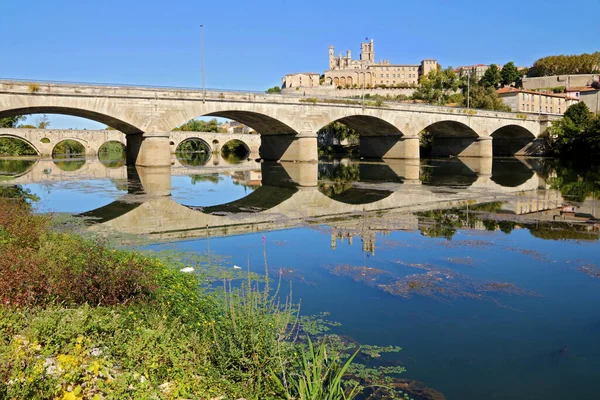 Old Bridge Bziers Crossing Orb Overlooked Saint Nazaire Cathedral — Stok fotoğraf
