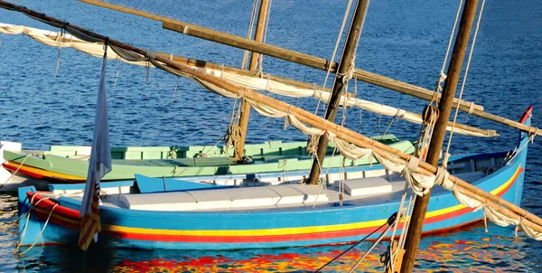 Small Boats Sand Curved Beach Collioure — Fotografia de Stock