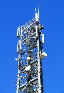 Mavi gökyüzünün arka planında radar ve antenler.  