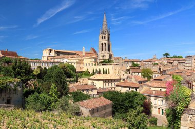Panoramic view of Saint-Emilion in the famous Bordeaux vineyards.