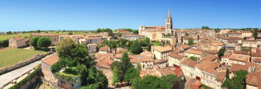 Panoramic view of Saint-Emilion in the famous Bordeaux vineyards.