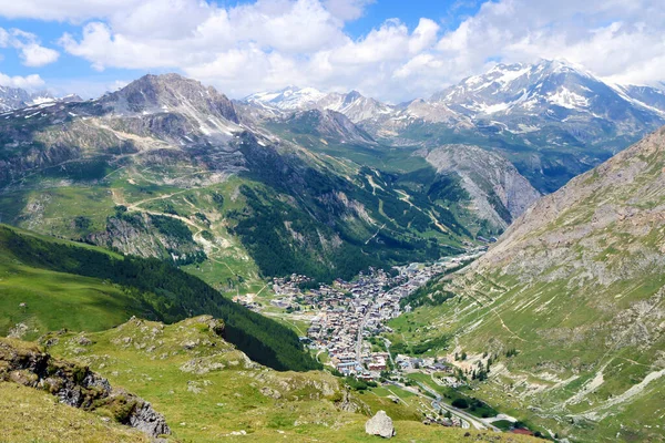 Resort Val Isre Aninhado Fundo Seu Vale Nos Alpes — Fotografia de Stock