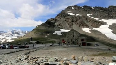 Alplerdeki Col de l 'Iseran' da vahşi ve çorak bir arazi..