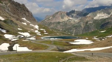 Alplerdeki Col de l 'Iseran çevresindeki vahşi manzara.