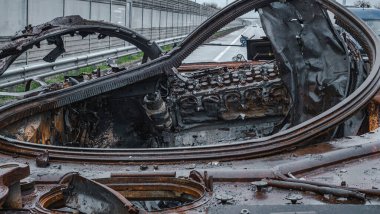 Ukrayna 'da savaş, Zhytomyr otoyolu, Kyiv bölgesi, otoyolda parçalanmış bir Rus tankı var..