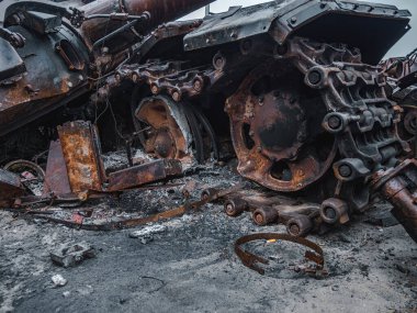 Ukrayna 'da savaş, Zhytomyr otoyolu, Kyiv bölgesi, otoyolda parçalanmış bir Rus tankı var..