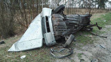 Ukrayna 'da savaş, sivil bir araba tank tarafından ezildi, Kyiv bölgesi.