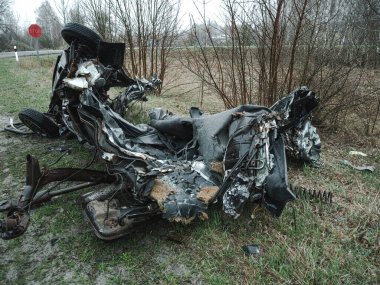 Ukrayna 'da savaş, sivil bir araba tank tarafından ezildi, Kyiv bölgesi.