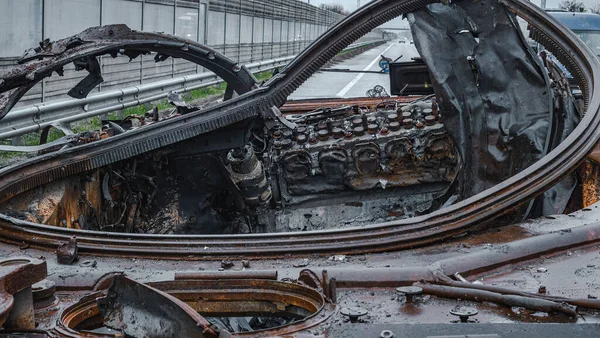 Ukrayna 'da savaş, Zhytomyr otoyolu, Kyiv bölgesi, otoyolda parçalanmış bir Rus tankı var..