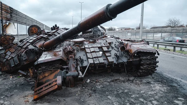 Ukrayna 'da savaş, Zhytomyr otoyolu, Kyiv bölgesi, otoyolda parçalanmış bir Rus tankı var..