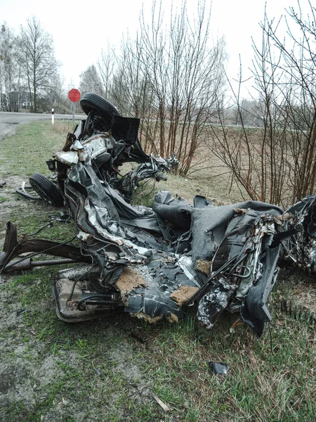 Ukrayna 'da savaş, sivil bir araba tank tarafından ezildi, Kyiv bölgesi.